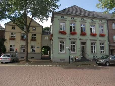 Rees : Markt, rechts im Bild die Stadtbücherei Rees